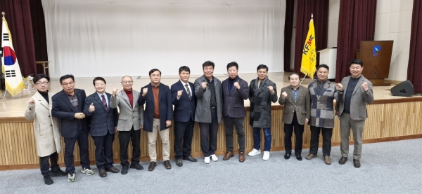 ▲구례군소상공인연합회는 9일 오후 4시 구례문화예술회관에서 ‘군민과 함께하는 소상공인들에게 웃음을“이란 주제로 제3회 구례군 소상공인의 날 기념식을 개최하고 기념촬영 했다.(사진=이기장 기자)