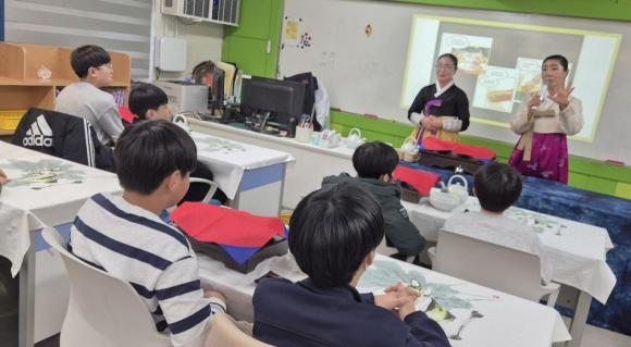 ▲장미향 (사)고려천태국제선차보존회 이사장이 학생들에게 다(茶)문화 어울림 다도 교육을 하고 있다.(사진제공=순천왕지초)