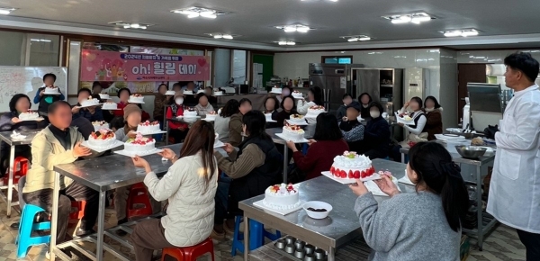 ▲여수시는 치매환자와 가족을 대상으로 지난 9일 ‘oh! 힐링데이, 행복가득 케이크 만들기’ 프로그램을 진행했다.(사진제공=여수시)