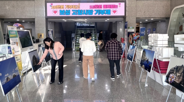 ▲보성군청 1층 로비에서 독도 사진전을 개최했다.(사진제공=보성군)
