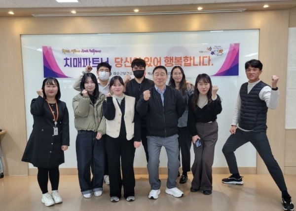 ▲국민건강보험공단 화순지사 직원들의 단체 기념 촬영 모습(사진제공=화순군)