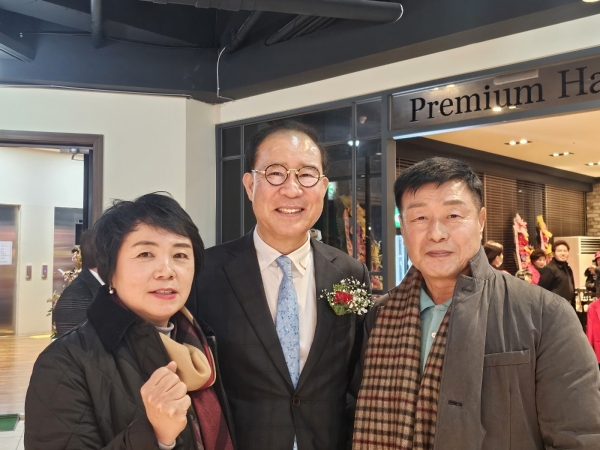 ▲김미연(사진 왼쪽) 순천시의회 문화경제위원장과 김병준(사진 가운데) 회장, 김종구(사진 오른쪽) 재순보성군향우회 고문이 기념촬영했다(사진=이기장 기자)