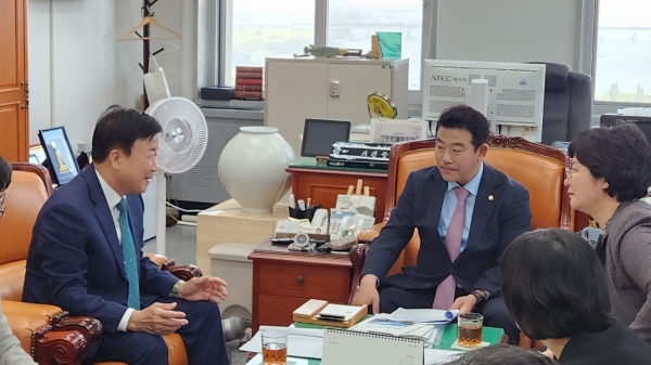 ▲정기명 여수시장이 지난 10월 16일 국회를 방문해 박정 예산결산특별위원장을 만나 주요 국고 현안을 설명하고 있다.(사진제공=여수시)