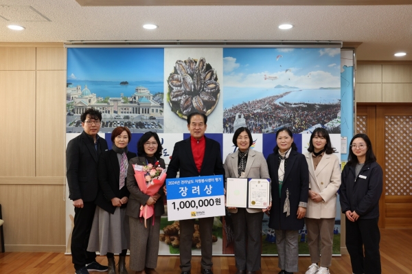 ▲진도군이 최근 ‘2024 전라남도 자원봉사자 대회’에 참석해 자원봉사센터 평가 분야에서 장려상을 받았다.(사진제공=진도군)