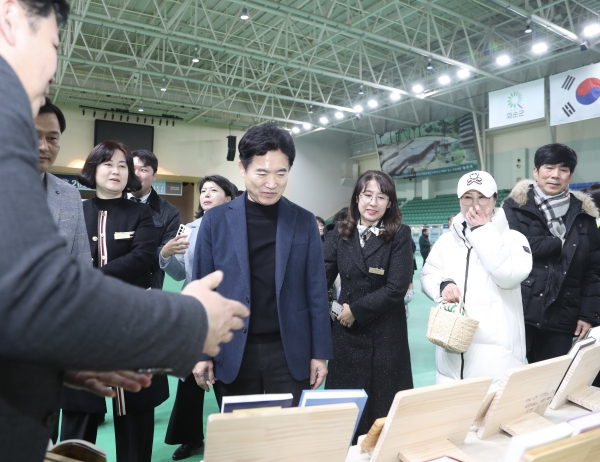 ▲전남 학부모들과 김대중 전남교육감이 ‘2024 전남 학부모 한마당’ 운영 부스를 둘러보고 있다.(사진제공=전라남도교육청)