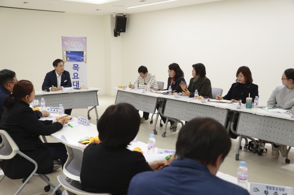우승희 영암군수가 12일 영암읍 청년소통문화센터 달빛청춘마루에서 요양보호사 등 노인복지 현장 종사자들과 목요대화를 열고, 어르신 돌봄 정책, 치매전담요양원 건립 등에 대해 이야기를 나눴다.