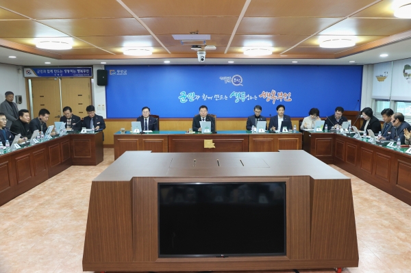 ▲긴급 간부회의를 주재하는 김산 무안군수(사진제공=무안군)
