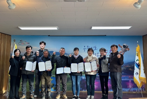 ▲주암면마중물보장협의체의 장학금은 관내 학생 학부님들에게 전달됐다.(사진제공=순천시)