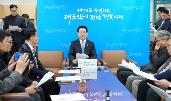 ▲김영록 전라남도지사가 16일 오후 도청 기자실에서 기자간담회를 갖고 대통령 탄핵소추에 따른 ‘긴급 민생안정대책’을 밝히고 있다.(사진제공=전라남도)