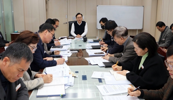 ▲윤병태 나주시장이 대통령 탄핵소추안 국회 가결에 따른 16일 긴급 대책 회의를 주재하고 민생안정을 위한 분야별 대책을 신속히 추진할 것을 주문했다. (사진제공=나주시)