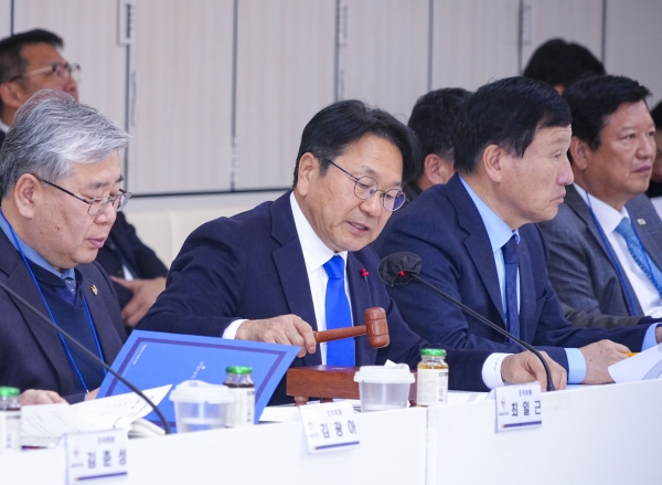 ▲강기정 광주광역시장이 16일 오후 시청 중회의실에서 열린 ‘광주 2025 현대세계양궁선수권대회 및 세계장애인양궁선수권대회 조직위원회 창립총회’에 참석해 회의를 주재하고 있다.(사진제공=광주광역시)