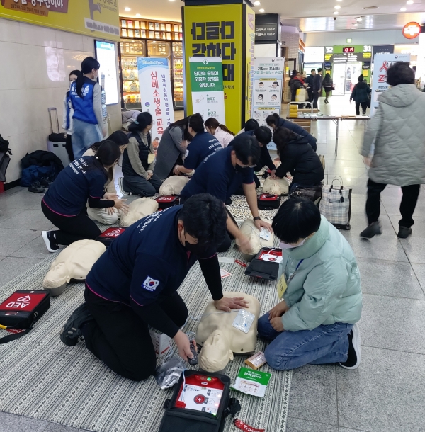 ▲광주 서구는 지난 16일 유스퀘어 일원에서 심폐소생술 홍보 캠페인을 실시했다.(사진제공=광주시 서구)