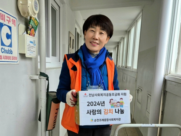 ▲(사)소비자교육중앙회 순천시지회는 지난 3일 ‘사랑의 김치 나눔’ 행사에 참여한 가운데 김미영 회장이 김장김치를 직접 전달하고 있다(사진제공=(사)소비자교육중앙회 순천시지회)
