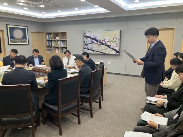 ▲담양군은 지난 18일 이병노 담양군수와 간부공무원들이 혁신주니어보드 8팀과 함께 소통·공감을 위한 간담회를 개최했다.(사진제공=담양군)