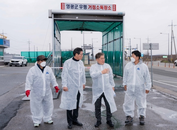 ▲영광군은 최근 인근 지역에서 고병원성 조류인플루엔자가 잇따라 발생함에 따라, 축산 관계 시설 출입 차량 방역 소독 추진 상황과 운영 실태를 점검하고 현장 근무자를 격려하기 위해 거점 소독 시설을 방문했다.(사진제공=영광군)