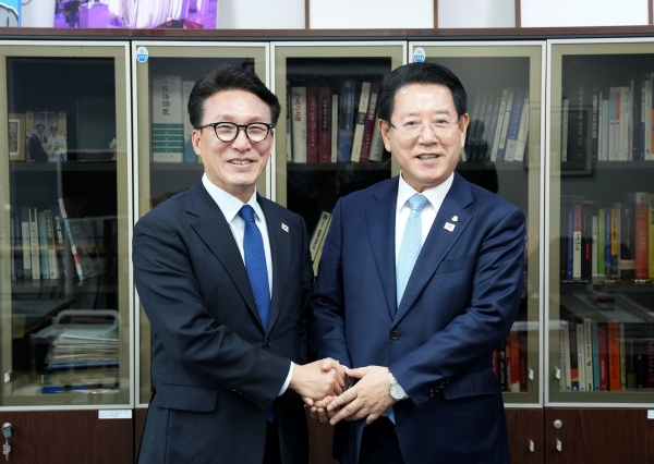 ▲김영록 전라남도지사가 20일 국회에서 김민석 민주당 수석최고위원을 만나 주요 도정 현안 해결을 위한 국회 차원의 협조를 요청했다.(사진제공=전라남도)