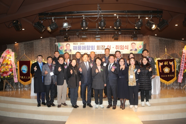 ▲ 해룡애향회 회장 이·취임식이 21일 순천 아네스웨딩홀에서 해룡애향회 김정이 회장을 비롯한 해룡 향우들이 ‘해룡애향회 회장 이·취임식’을 갖고 기념촬영했다(사진제공=김정이 전라남도의원).