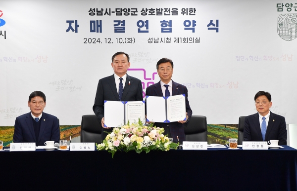 ▲이병노 담양군수가 국내 자매결연도시 9개 지자체에 고향사랑기부금을 기탁했다.(사진제공=담양군)