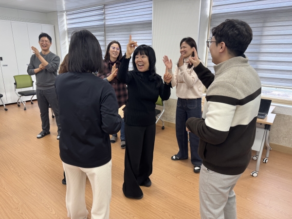 ▲교원들이 순천 마음통합키움센터에서 진행된 ‘임프라브’ 직무연수에 참여하고 있다.(사진제공=전라남도교육청)