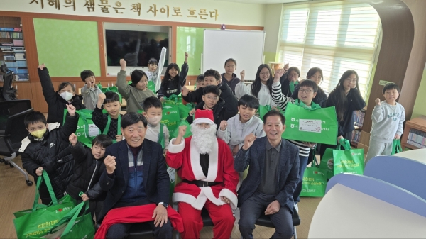 ▲주암초등학교 총동문회가 23일 성탄절을 맞아 주암초등학교 학생들에게 따뜻한 선물을 전달했다.(사진제공=주암초등학교 총동문회)