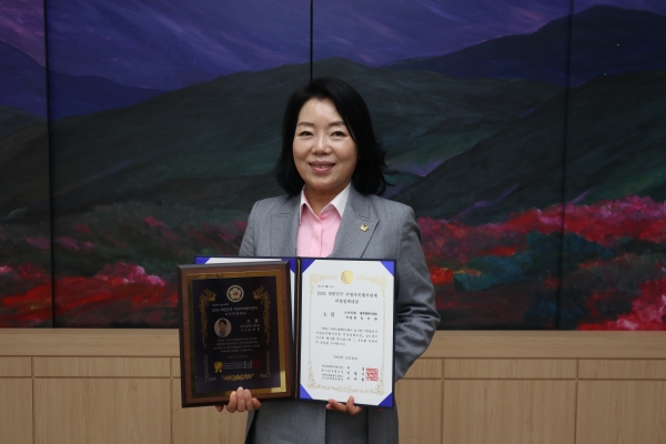 ▲임미란 광주시의원이 지난 20일 ‘2024 대한민국 지방자치평가 의정정책대상(이하‘정책대상’)’ 최고상인 ‘대상’을 수상하는 영예를 안았다.(사진제공=광주광역시의회)