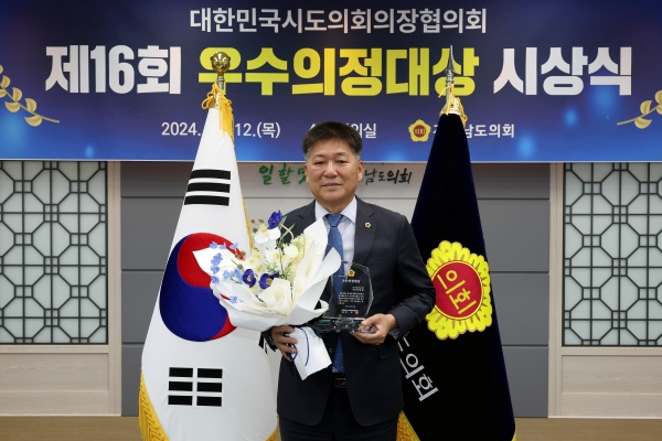 ▲지난 12일 전라남도의회 회의실에서 수상을 한 신의준 전남도의원(사진제공=전라남도의회)