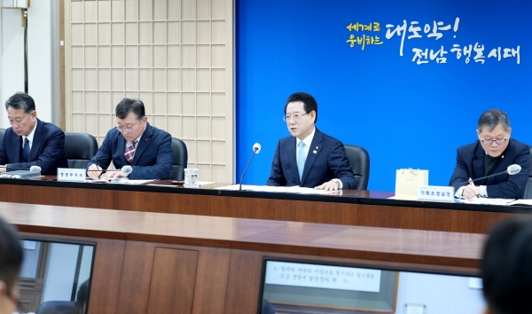 ▲김영록 전라남도지사가 24일 실국 정책회의를 주재하고 있다.(사진제공=전라남도)