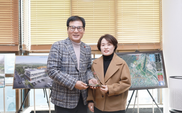▲저소득취약계층 건강보험료 지원사업 우수기관으로 선정되어 감사패 전달식을 가졌다.(사진제공=함평군)