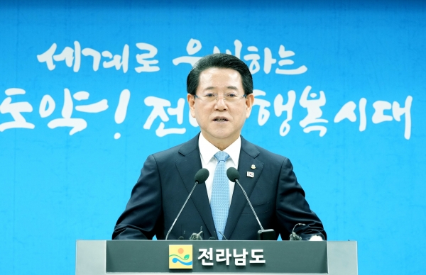 ▲김영록 전라남도지사가 26일 도청 브리핑룸에서 2024년 송년 기자간담회를 갖고 2024년도 주요 성과와 2025년도 도정방향에 대해 발표하고 있다.(사진제공=전라남도)
