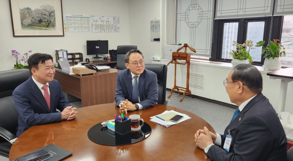 ▲정기명 여수시장이 지난 4월 24일 고기동 행정안전부 차관을 만나 섬박람회 특별교부세 사업에 대해 설명하고 있다.(사진제공=여수시)