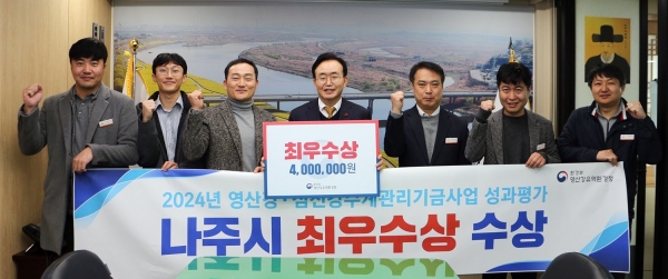 ▲윤병태 나주시장과 상하수도과 직원들이 기념촬영을 하고 있다.(사진제공=나주시)