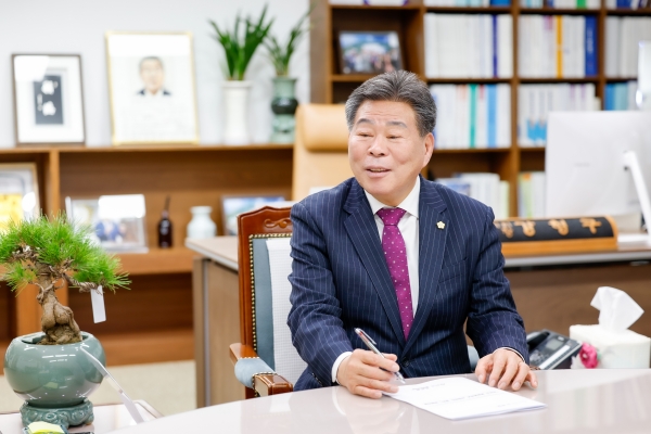 ▲순천시의회 강형구 의장이 2025년 을사년 새해를 맞아 신년사를 발표했다.(사진제공=순천시의회)