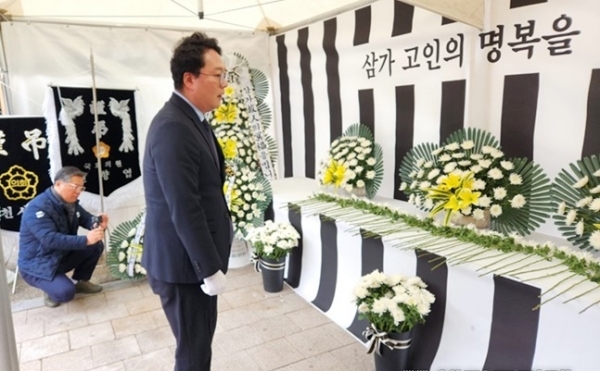 ▲천하람 개혁신당 의원이 30일 오후 순천시청 앞에 마련된 제주항공 사고 합동 분향소에서 조문했다.