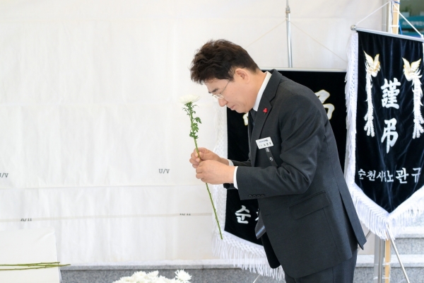 ▲노관규 순천시장이 시청 앞에 마련된 합동분향소에서 참배를 하고 있다(사진제공=순천시)