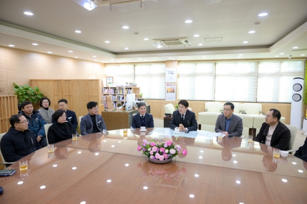 ▲1일 순천시 간부공무원들이 현충정원 참배 후 제주항공 여객기 사고 관련 대책회의를 하고 있다(사진제공=순천시)