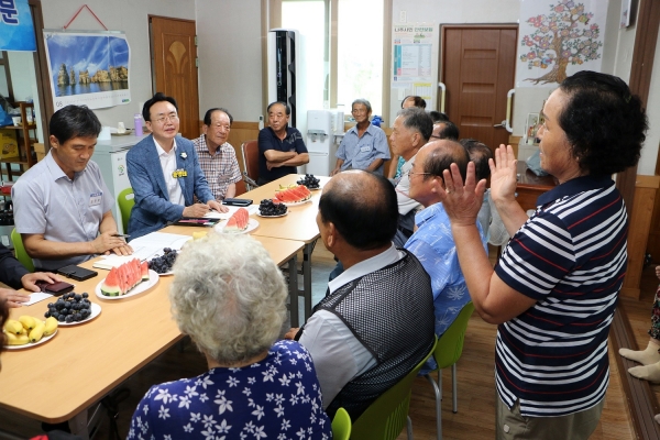 ▲윤병태 나주시장이 지난해 여름 무더위쉼터인 마을경로당을 방문해 어르신들의 애로사항을 경청하고 있다. (사진제공=나주시)