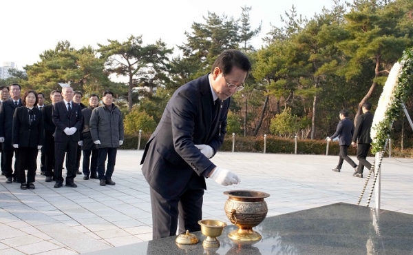 ▲2일 을사년 새해를 맞아 김영록 전라남도지사를 비롯한 전남도청 실국장 등 관계자들이 목포 현충공원을 찾아 참배하고 있다.(사진제공=전라남도)
