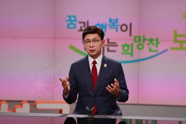 ▲2024년 군정 성과 및 2025년 군정계획과 비전을 설명하는 군정 현황 보고 영상을 만들고 있다.(사진제공=보성군)