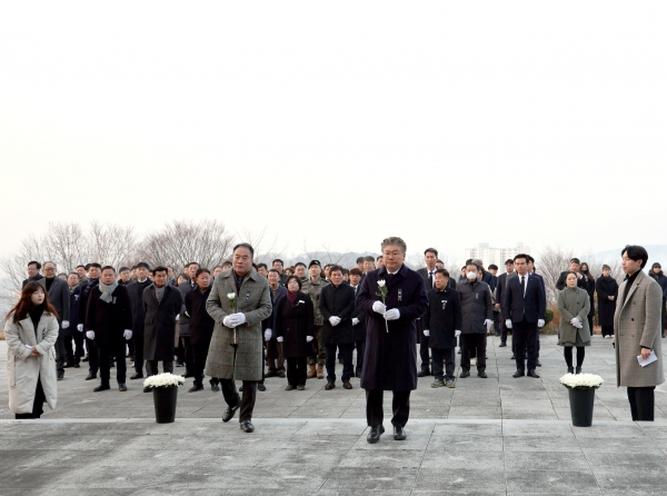 ▲영광군은 2일 오전 8시 신년을 맞아 현충탑 참배를 시작으로 2025년 을사년 새해를 시작했다.(사진제공=영광군)