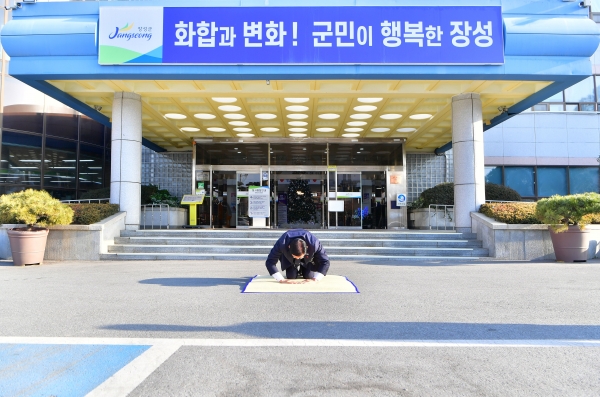 ▲김한종 장성군수가 장성군민에게 새해 큰절을 올리고 있다.(사진제공=장성군)