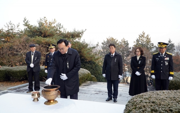 ▲윤병태 나주시장이 2일 6.25참전기념탑, 현충탑, 정렬사를 각각 참배하고 순국선열, 호국영령들의 고귀한 넋을 기리며 2025년도 새해 첫 업무를 시작했다. (사진제공=나주시)