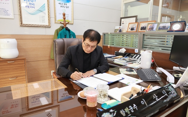 ▲지난 2일 이상익 함평군수가 청렴서약서에 서명을 하고 있다.(사진제공=함평군)