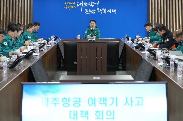 ▲김영록 전라남도지사가 6일 도청 재난종합상황실에서 제주항공 여객기 사고 대책회의를 주재하고 있다.(사진제공=전라남도)