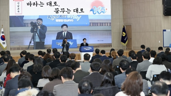 ▲2025년 전남교육청 시무식에서 김대중 교육감이 신년사를 발표하고 있다.(사진제공=전라남도교육청)