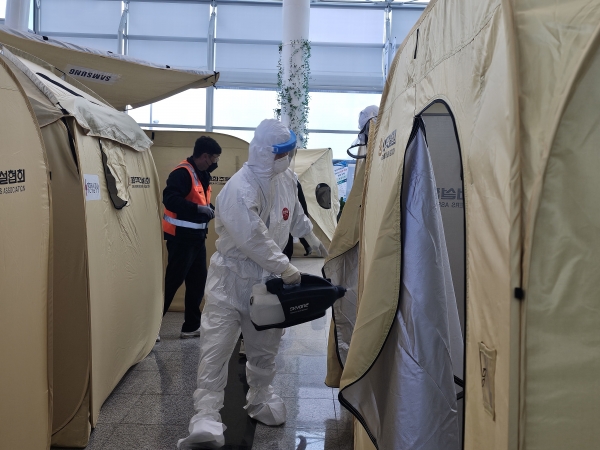 ▲공항 내 재난구호쉘터에서 소독 작업을 진행하고 있다.(사진제공=무안군)