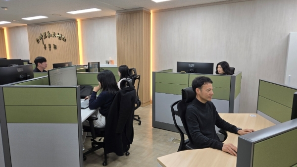 ▲전남교육청 동부권 스마트워크센터 근무 모습(사진제공=전라남도교육청)
