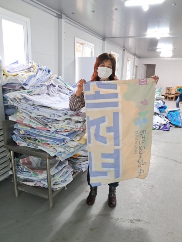 ▲폐현수막으로 해양쓰레기 수거용 자루 1,533장 제작(사진제공=완도군)