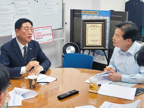 ▲지난해 11월 주철현 국회의원에게 현안사업을 설명 중인 김한종 장성군수(사진제공=장성군)