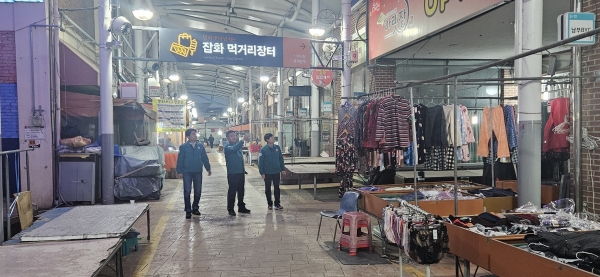 ▲순천시청 직원들이 겨울철 화재 안전사고 예방을 위해 전통시장을 점검하고 있다.(사진제공=순천시)