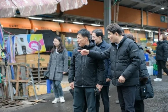 노관규 시장이 웃장 거리에서 조동욱 웃장상인회장과 함께 전통시장과 웃장 국밥거리 활성화 방안에 대해 이야기를 나누고 있다.(사진제공=순천시)
